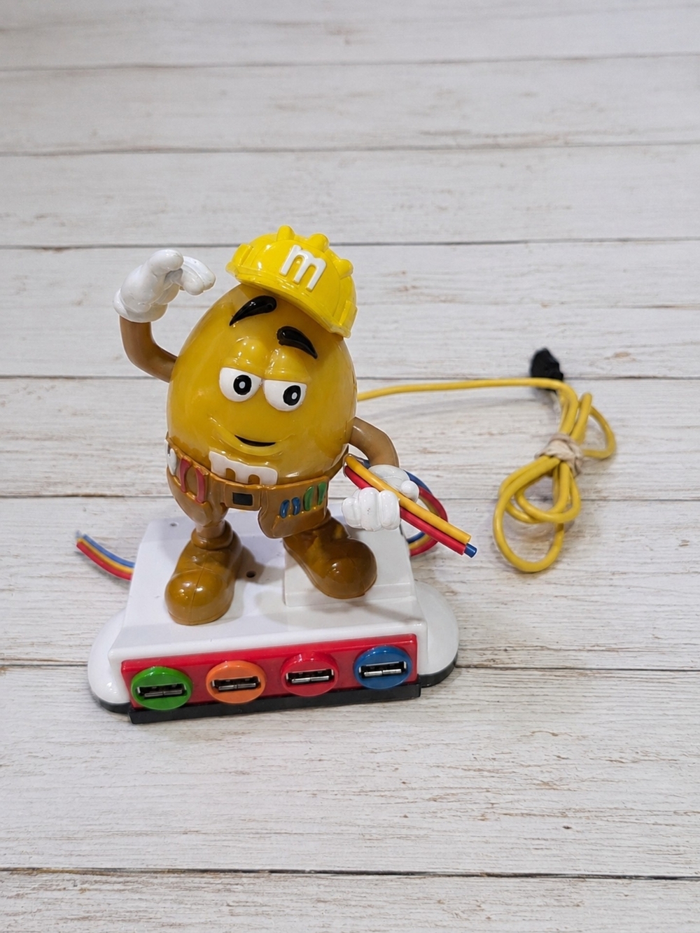 RARE 2009 M&M’s Yellow Hub 4-Port Vintage M8CH1 Tested